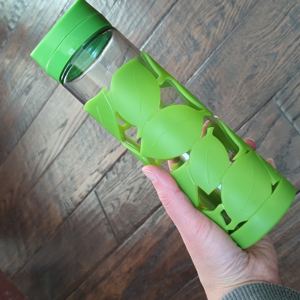 ROVE I Lime Green Leaves 15 oz  BPA-Free Glass Water Bottle